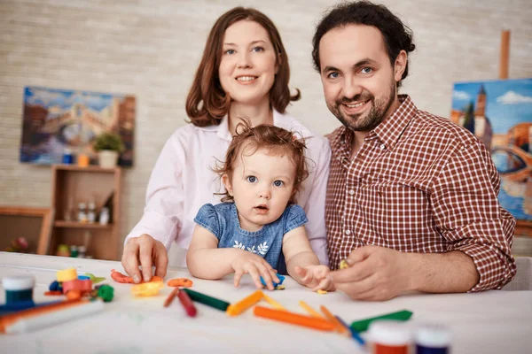 Happy Family poseren voor portret thuis — Stockfoto