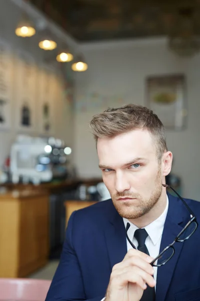 Jeune Homme Sérieux Avec Des Lunettes Vue Relaxant Dans Café — Photo