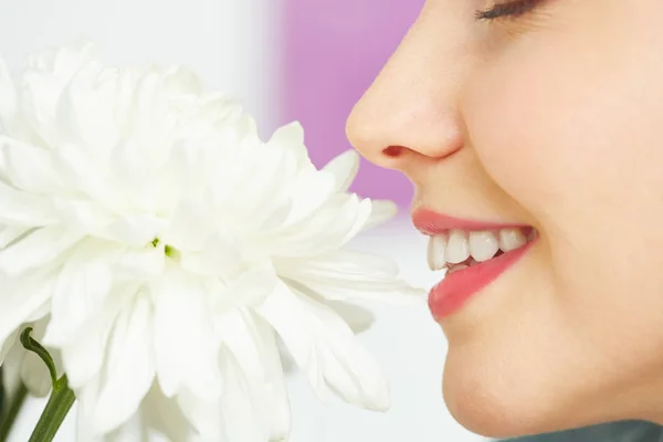 Headshot Mulher Muito Jovem Com Largo Sorriso Cheirando Flor Branca — Fotografia de Stock