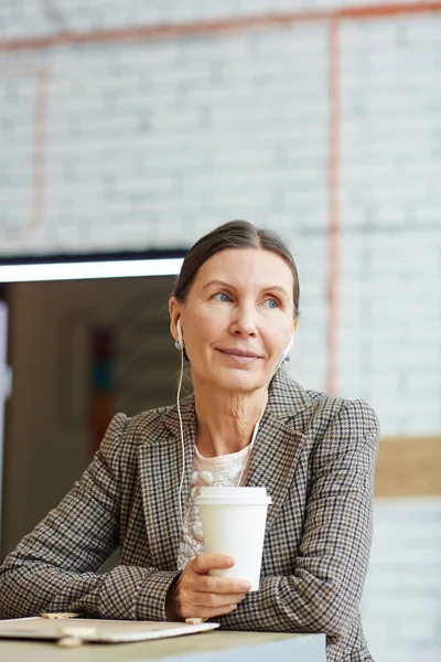 Donna Felice Con Auricolari Rilassante Nel Caffè — Foto Stock