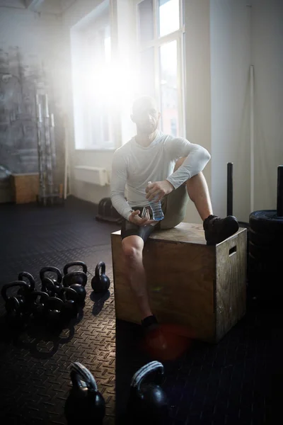 Jovem Desportista Beber Água Ginásio Após Treinamento — Fotografia de Stock