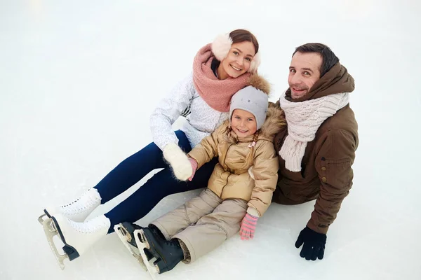 Vrolijke Familie Van Vader Moeder Dochtertje Activewear Schaatsen Zittend Sneeuw — Stockfoto