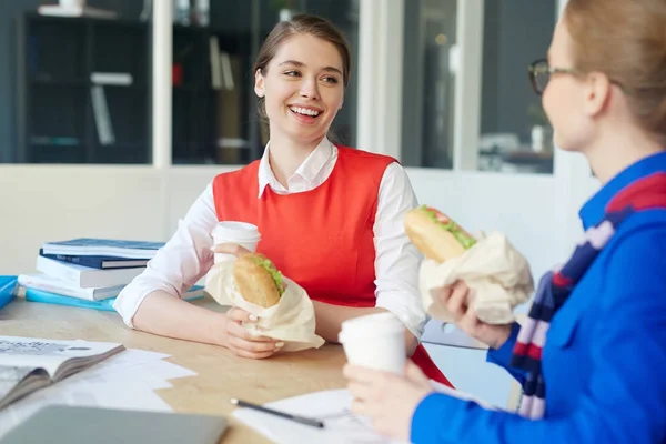 Glada Kollegor Med Smörgåsar Som Pratar Lunchrasten — Stockfoto