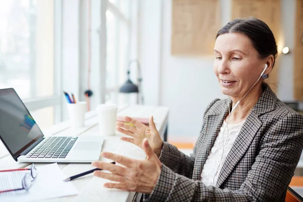 Retrato Cintura Una Mujer Madura Sonriente Sentada Ventana Panorámica Cafetería — Foto de Stock