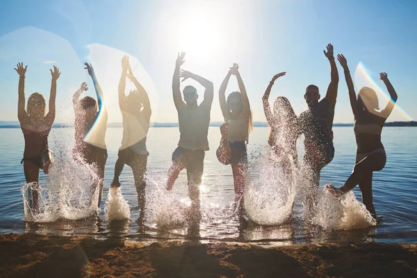 Copains Dansants Ayant Des Rafraîchissements Dans Eau — Photo