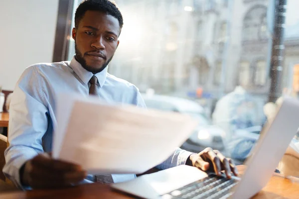 Grave Datore Lavoro Riprende Lettura Dei Candidati Posto Vacante — Foto Stock