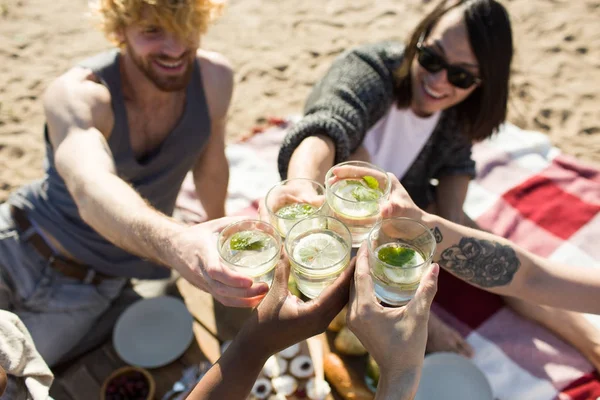 Jovens Brindam Com Copos Coquetel Mojito Festa Praia — Fotografia de Stock