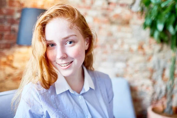 Ginger Tête Fille Chemise Bleue Regardant Caméra Avec Sourire Dents — Photo