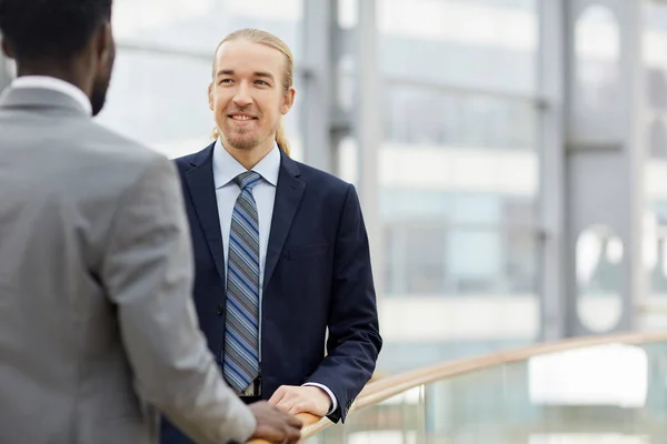 Retrato Dois Empresários Contemporâneos Deles Africano Falando Casualmente Sorrindo Por — Fotografia de Stock