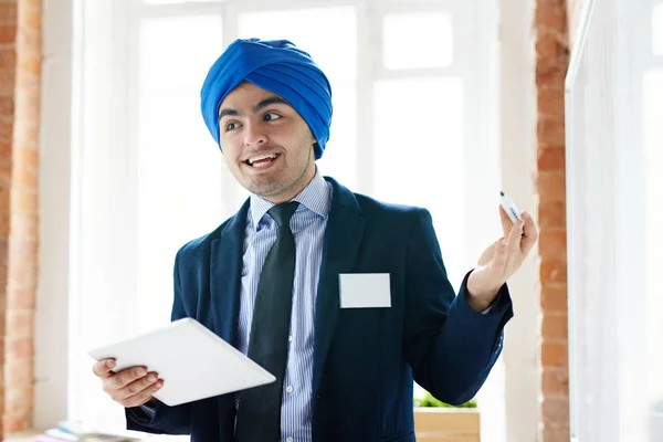 Arabischer Geschäftsmann Mit Textmarker Und Tablet Der Auf Whiteboard Etwas — Stockfoto