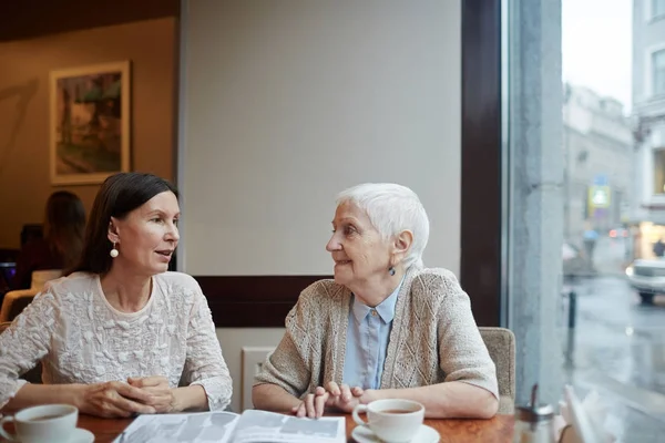 Dos Amigas Discutiendo Artículo Revista Cafetería — Foto de Stock