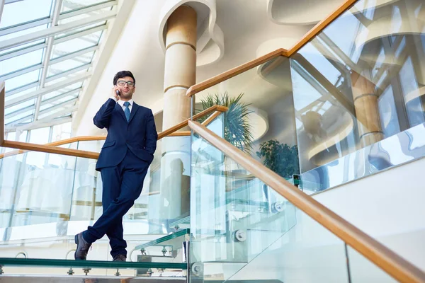 Empregador Confiante Falando Celular Edifício Moderno — Fotografia de Stock