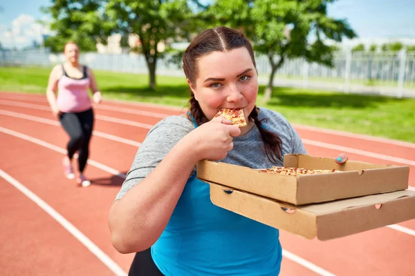 Молодая Толстая Женщина Двумя Коробками Вкусной Пиццы Вынос Едят Одну — стоковое фото