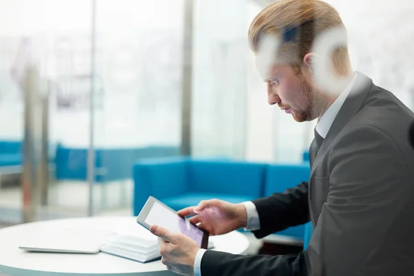 Comerciante Sério Com Touchpad Analisando Dados Line — Fotografia de Stock