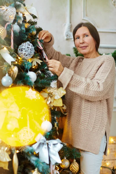Olgun kadın kazak ayakta tarafından dekore edilmiş Noel ağacı