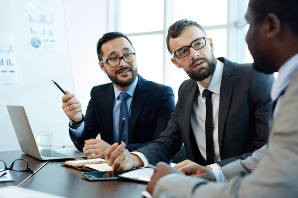 Modern toplantı odasında, bel, dikey bir araya süre imzalamadan önce tartışırken yeni sözleşme koşullarını kendinden emin iş ortakları