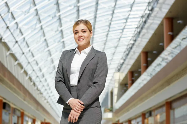 Kendine Güvenen Genç Işkadını Modern Ofis Binası Cam Çatı Altında — Stok fotoğraf