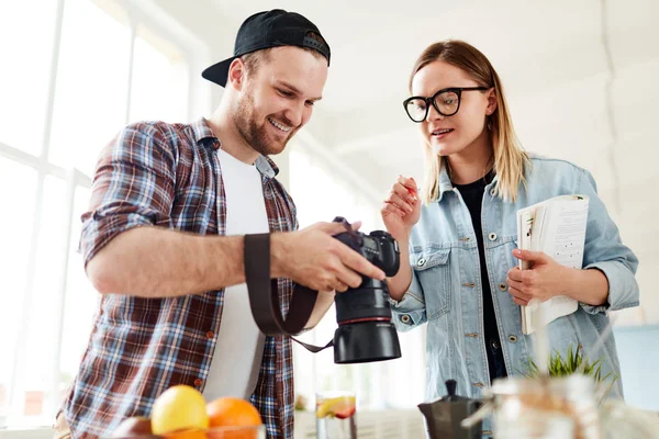 Food Photographer Food Stylist Choosing Best Pics Food Advert — Stock Photo, Image