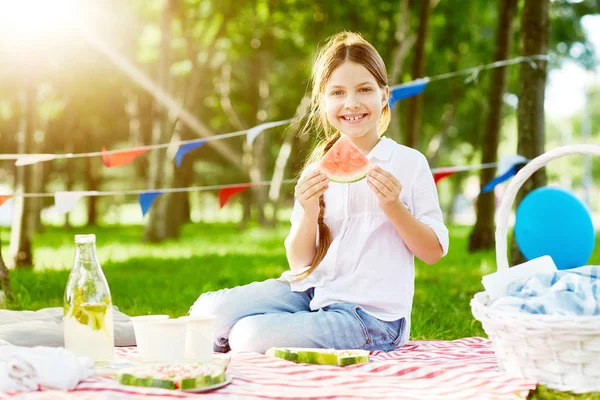 Ragazza Carina Mangiare Anguria Nel Parco Durante Picnic Estate — Foto Stock