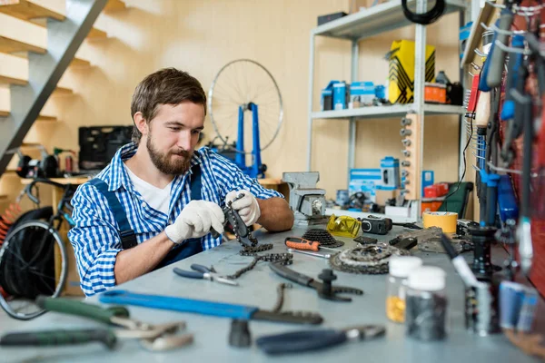 Modern Mechanic Repairing Chain Bicycle Wheel His Workplace — Stock Photo, Image