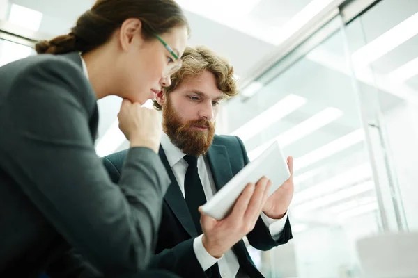 Dos Corredores Confiados Discutiendo Tasa Ventas Red — Foto de Stock