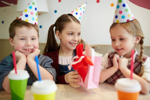 Menina Bonita Dando Seu Amigo Pack Com Presente Aniversário — Fotografia de Stock