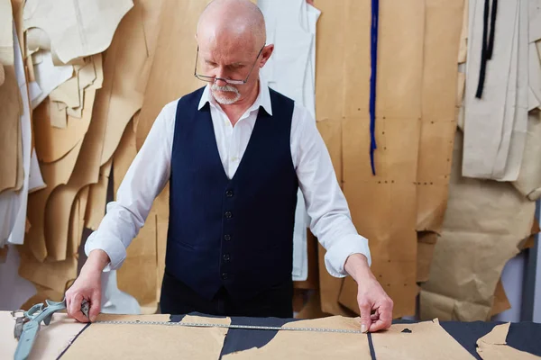 Retrato Del Sastre Maduro Experimentado Haciendo Ropa Tienda Atelier Midiendo —  Fotos de Stock