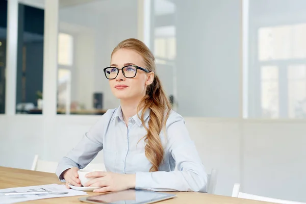 Mujer Joven Gafas Ropa Formal Sentada Oficina — Foto de Stock