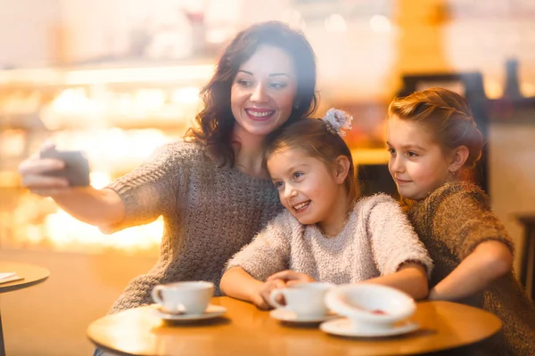 Famille Moderne Mère Jumelles Faisant Selfie Dans Café — Photo