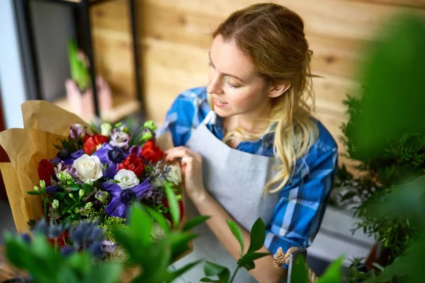 Propriétaire Une Boutique Fleurs Regardant Bouquet — Photo