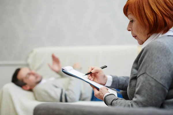 Paciente Mediana Edad Acostado Cómodo Sofá Describiendo Sus Sentimientos Sobre — Foto de Stock