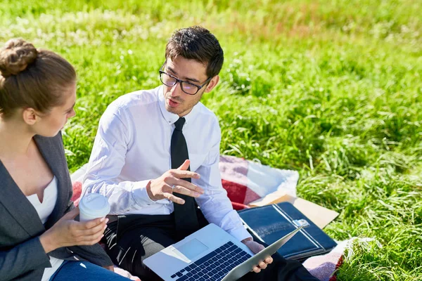 Vertrouwen Analist Gegevens Uit Leggen Aan Jonge Zakenvrouw — Stockfoto