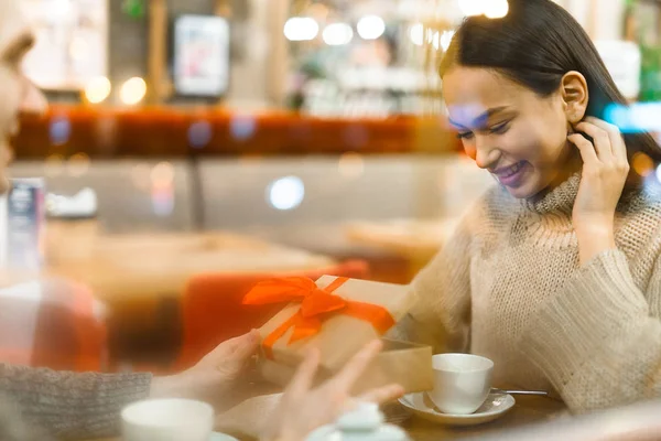 Ragazza Sorridente Guardando Gift Box Con Sorpresa Dal Suo Fidanzato — Foto Stock