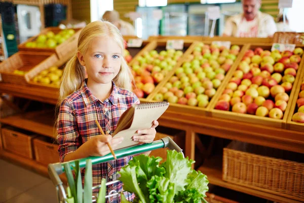 Weinig Koper Met Boodschappenlijst Duwen Kar Met Verse Groenten — Stockfoto