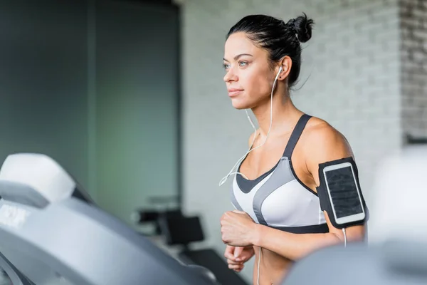 Portret Sportive Brunetka Kobieta Działa Bieżni Słuchanie Muzyki Pomocą Ramię — Zdjęcie stockowe