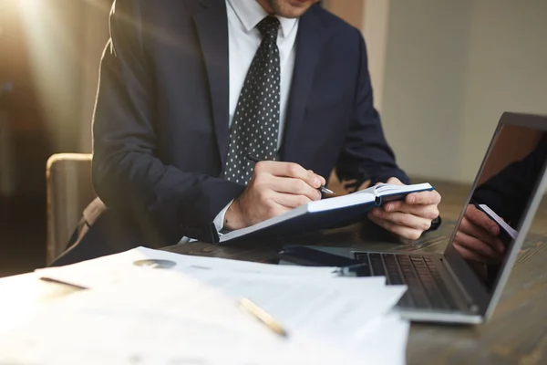 Retrato Primer Plano Del Exitoso Empresario Irreconocible Que Usa Traje — Foto de Stock