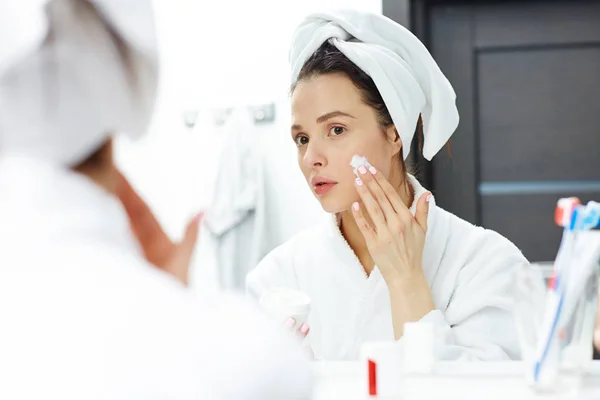 Jeune Femme Fraîche Appliquant Crème Sur Son Visage — Photo