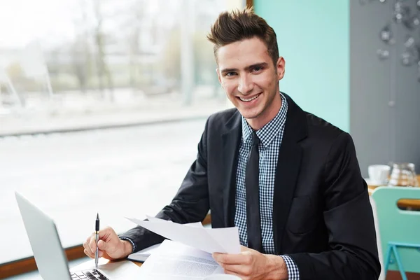 Cintura Retrato Belo Jovem Empresário Com Corte Cabelo Elegante Olhando — Fotografia de Stock