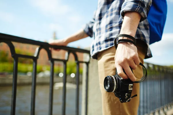 Photocamera Hand Active Traveler — Stock Photo, Image