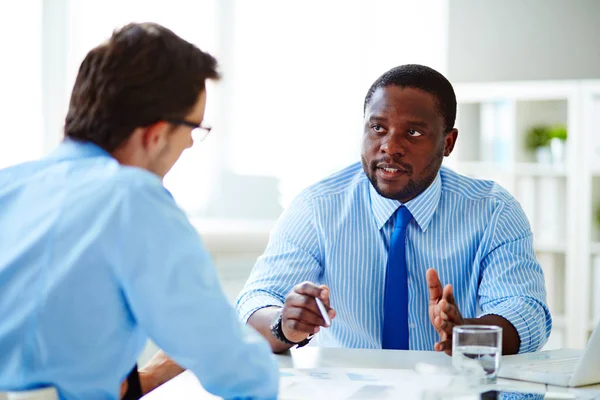 Dos Empleados Mediana Edad Discuten Los Resultados Trabajo Terminado Mientras — Foto de Stock