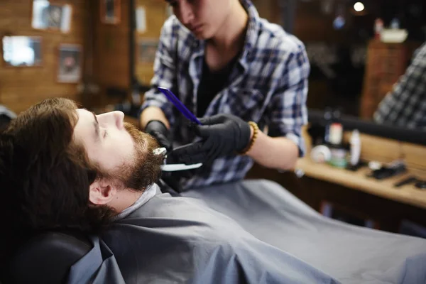 Barbier Maître Coupe Barbe Client Avec Une Machine Couper Les — Photo