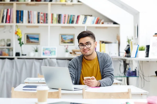 Beau Étudiant Assis Par Bureau Dans Salle Classe — Photo