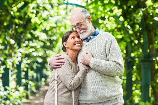 Pár Seniorů Objímat Lipové Aleje Která Během Chůze — Stock fotografie
