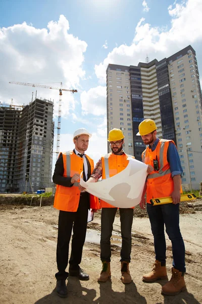 Polier Mit Skizze Erklärt Seinen Mitarbeitern Die Prinzipien Des Neuen — Stockfoto