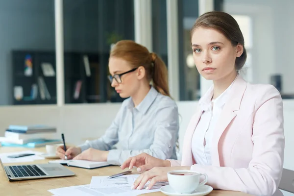 Upptagen Kvinna Arbetar Med Papper Office — Stockfoto