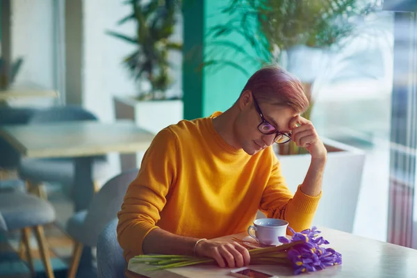 Ritratto Giovane Triste Seduto Solo Caffè Con Mazzo Fiori — Foto Stock