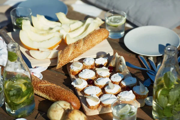 Jugosas Rebanadas Melón Fresca Baguette Francesa Con Sésamo Apetitosos Sándwiches — Foto de Stock