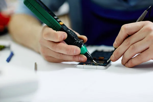 Closeup Shot Male Hands Working Disassembling Circuit Board Mobile Phone — Stock Photo, Image