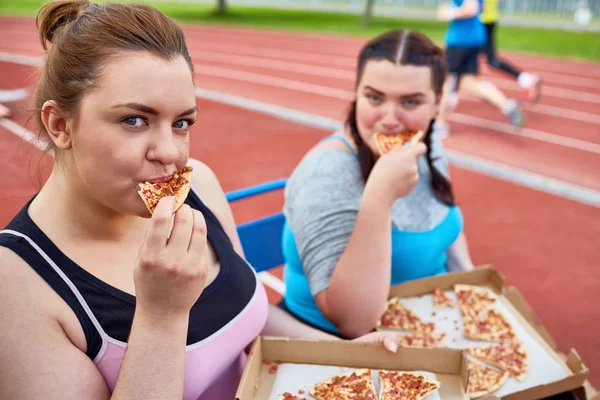 饥饿的肥胖妇女吃美味外卖比萨饼后 体育锻炼 — 图库照片