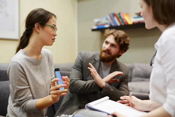 Portret Van Jonge Aziatische Vrouw Beschuldigt Haar Man Van Overspel — Stockfoto